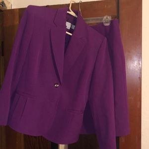 Tahari size 6 suit with pockets. 2 button jacket